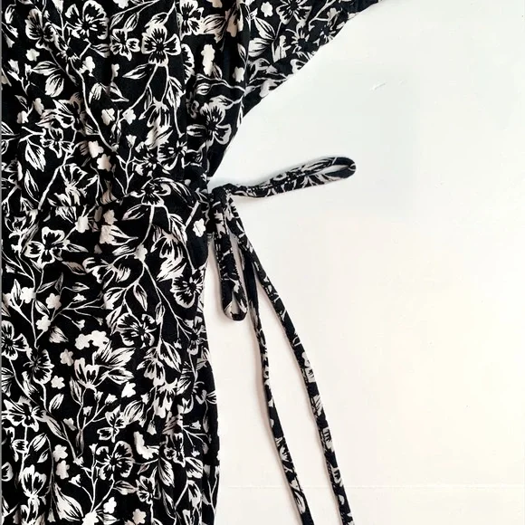 Old Navy Dress Size 3X Waist-Defined Plus-Size Wrap-Front Dress Black Floral - Picture 8 of 14